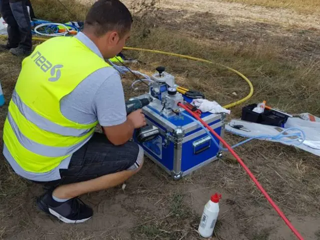 Wdmuchiwanie światłowodu wdmuchiwarką Blue Dragon Jet