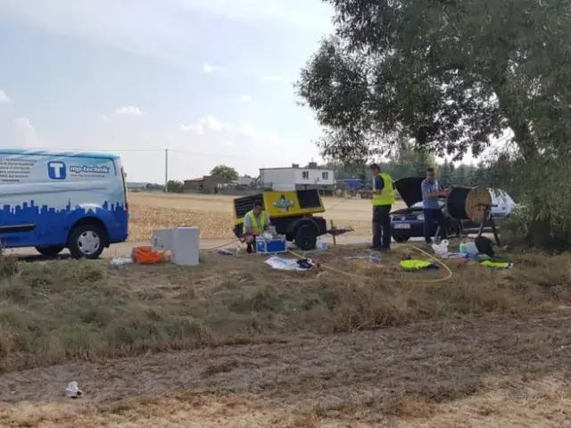 Wdmuchiwanie światłowodu — ekipa, sprężarka i wdmuchiwarka w terenie